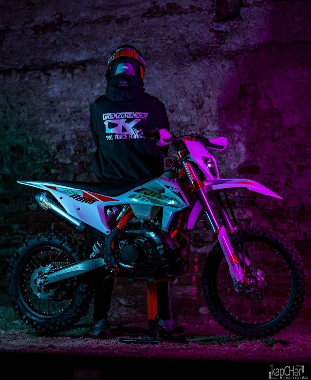 Питбайк с человеком