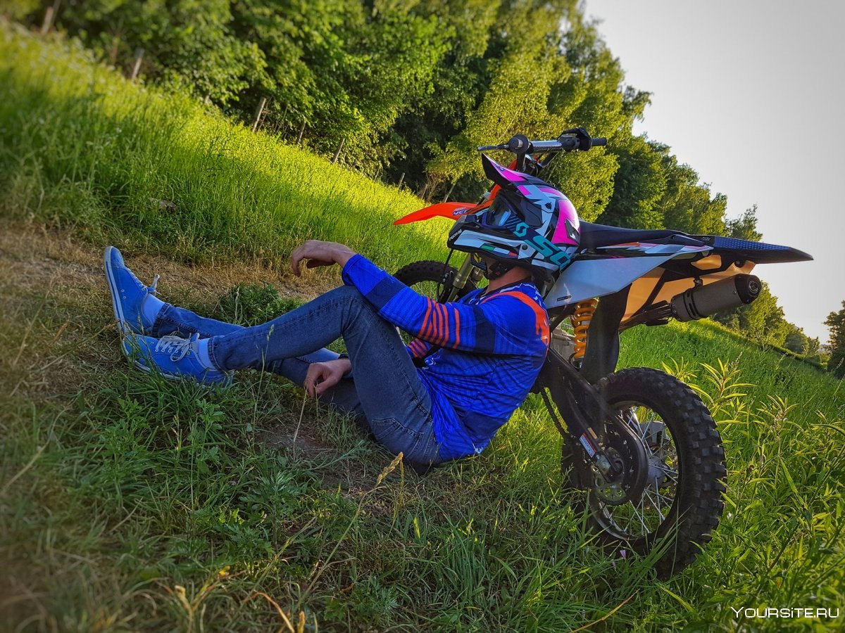 Парень на кроссовом мотоцикле