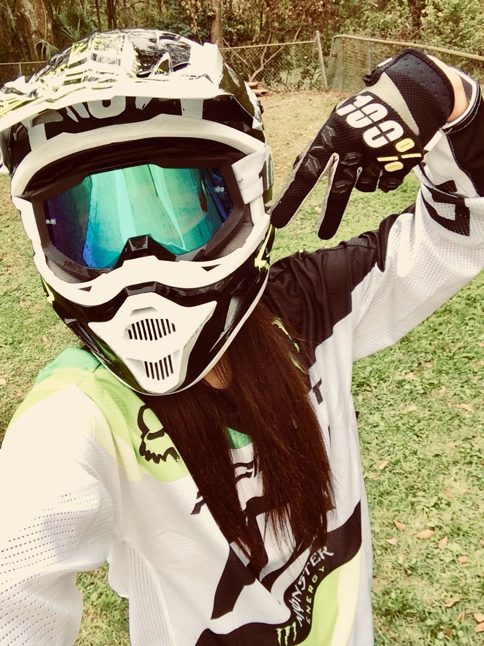 Пацан на питбайке в шлеме