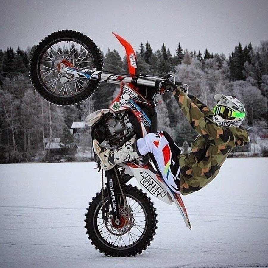 Мотоциклист в кроссовом шлеме