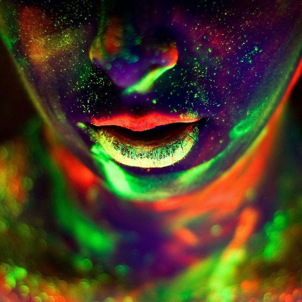 Девушка в маске