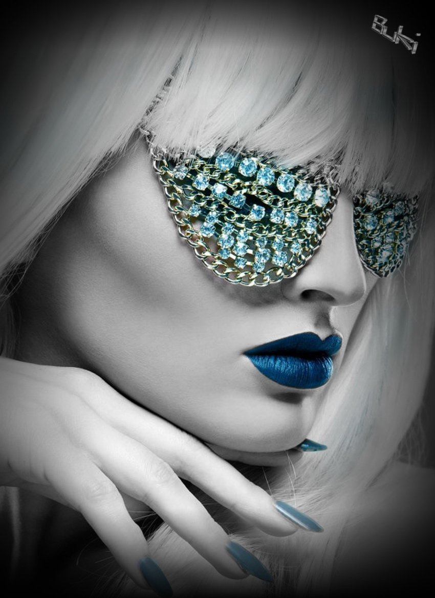 Лицо на фиолетовом фоне