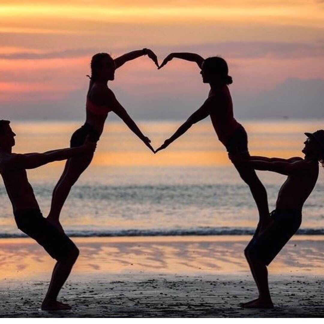 Силуэт счастливой семьи