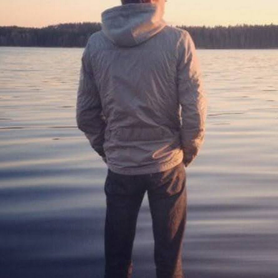 Пацан в чёрной одежде