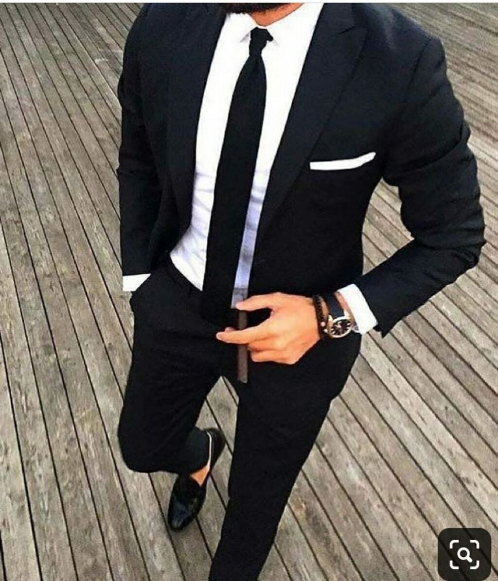 Мужской торс в кровати