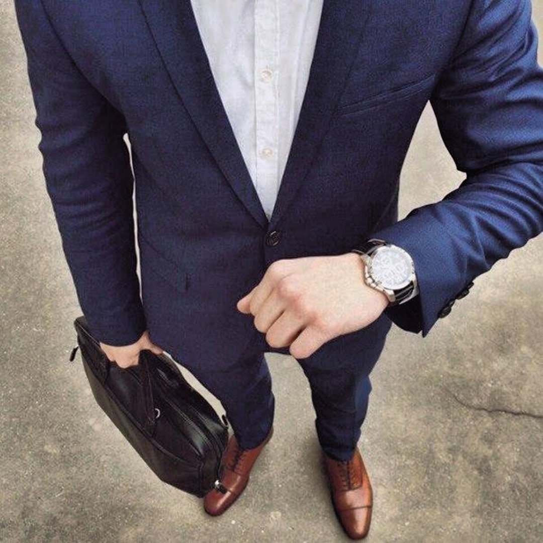 Мужчина в костюме без лица