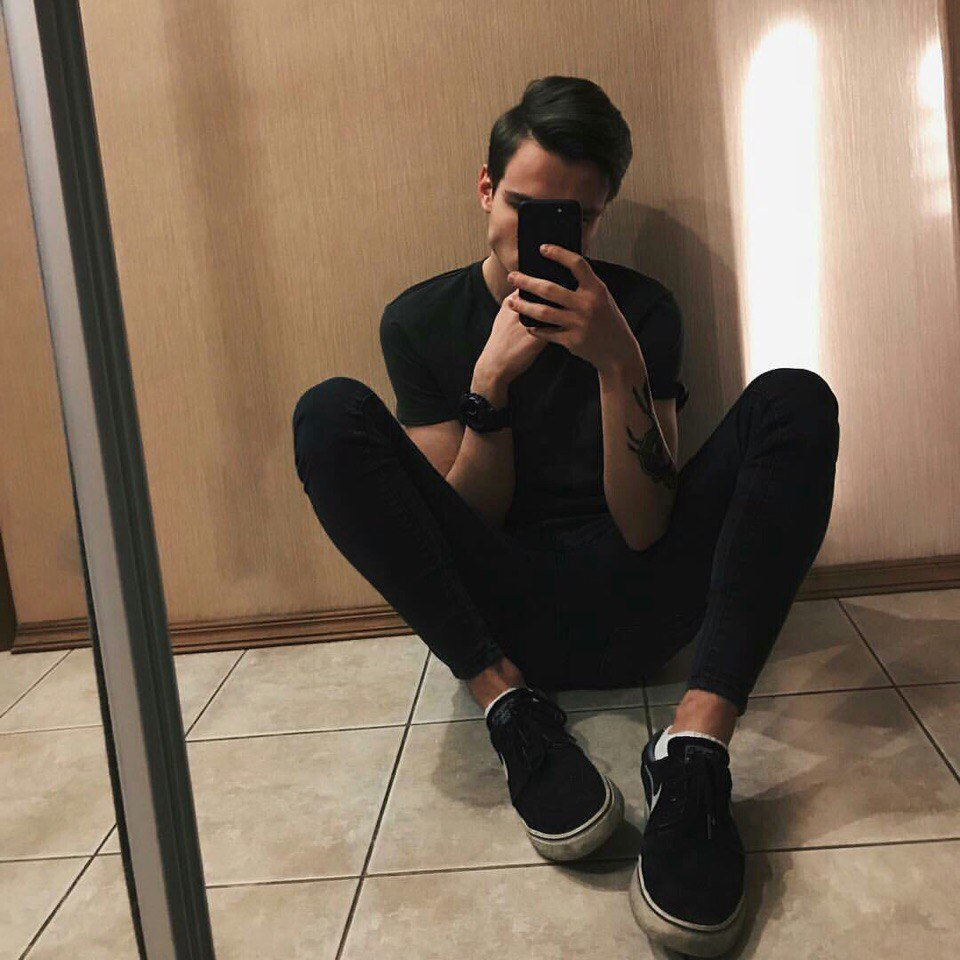 Парень в костюме в зеркале