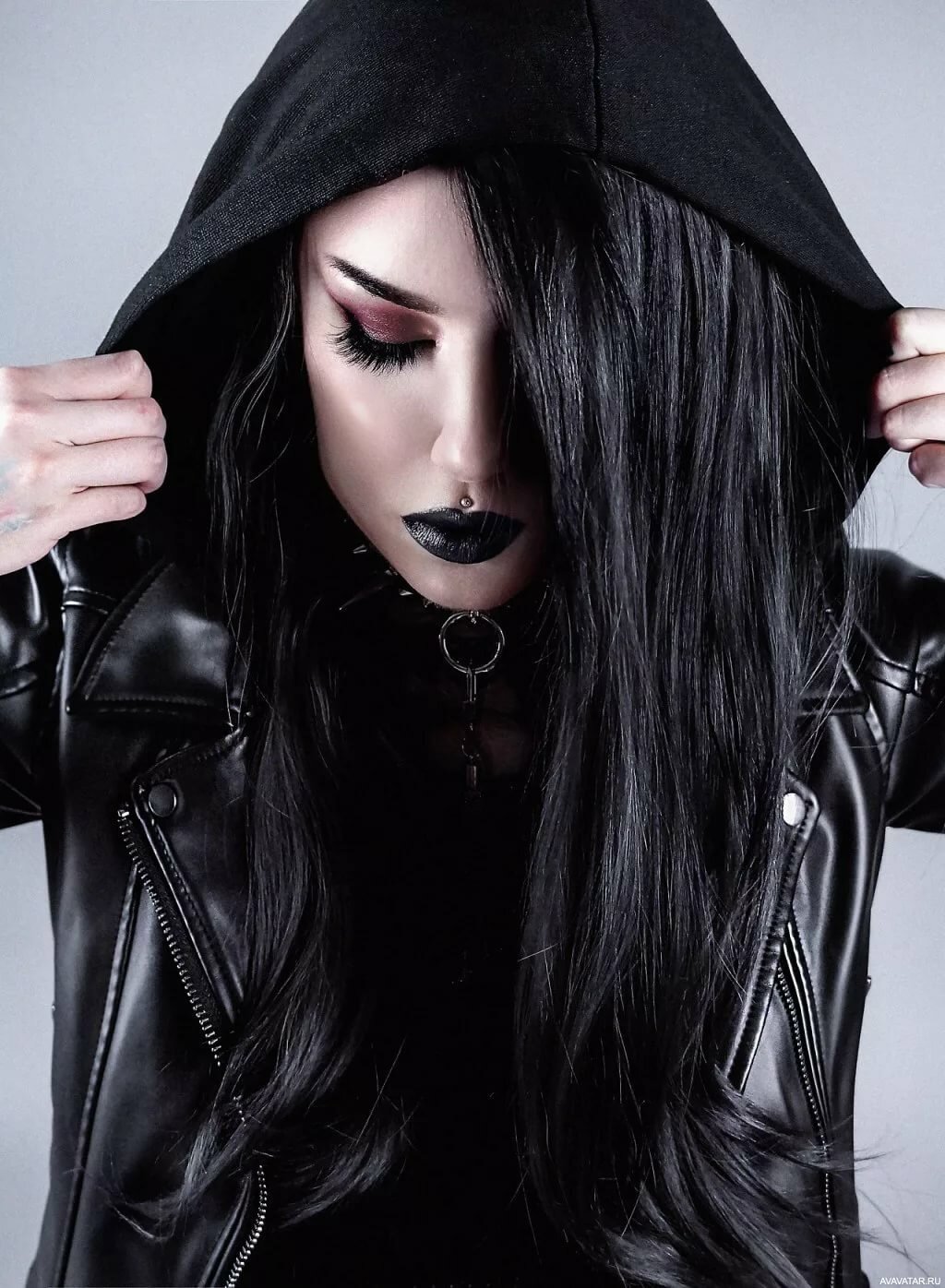 Дерзкая девушка в очках