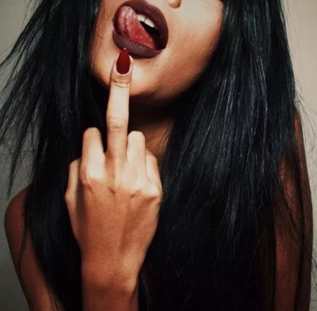 Средний палец девушки