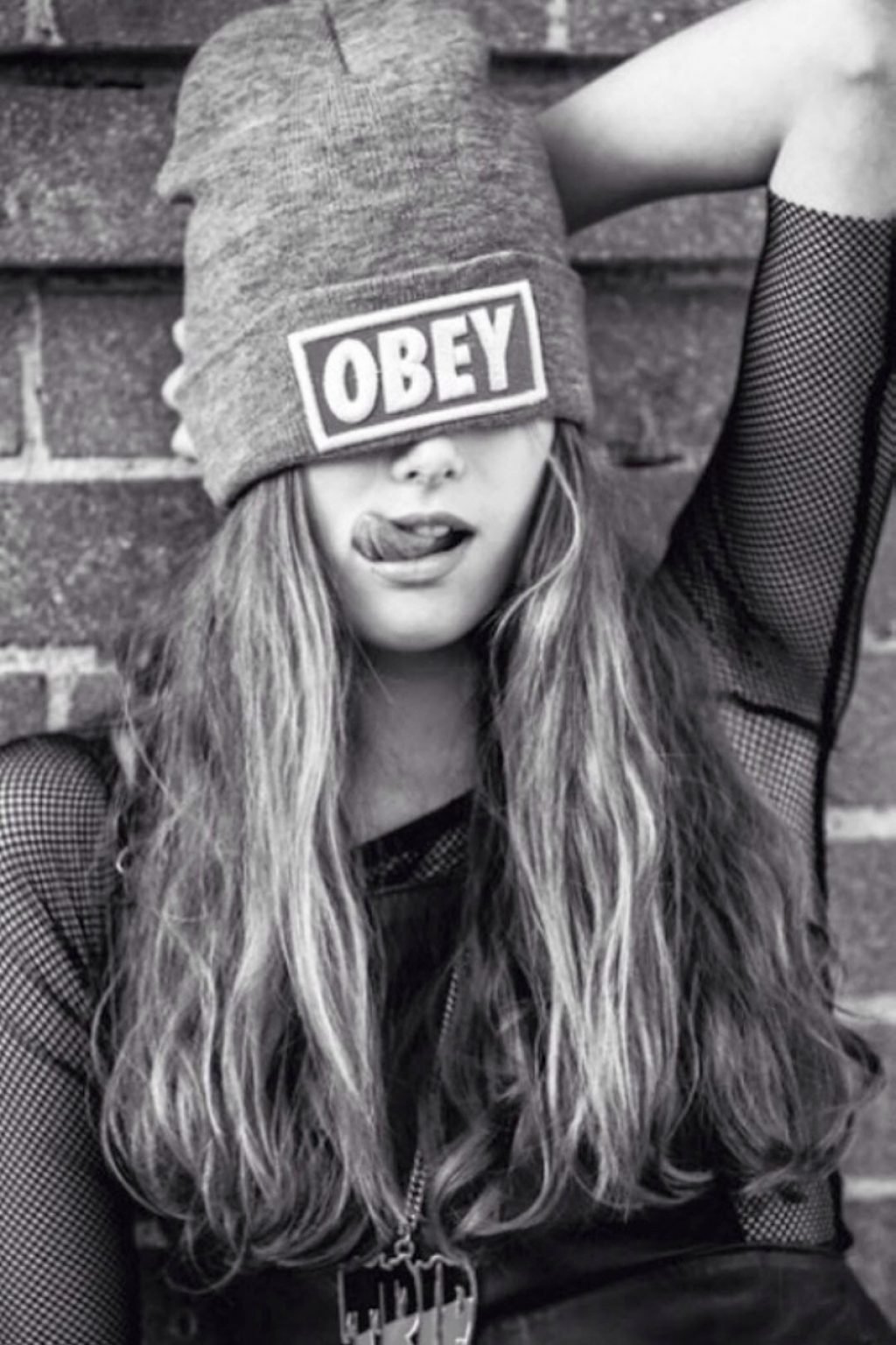 Дерзкая девушка в шапке