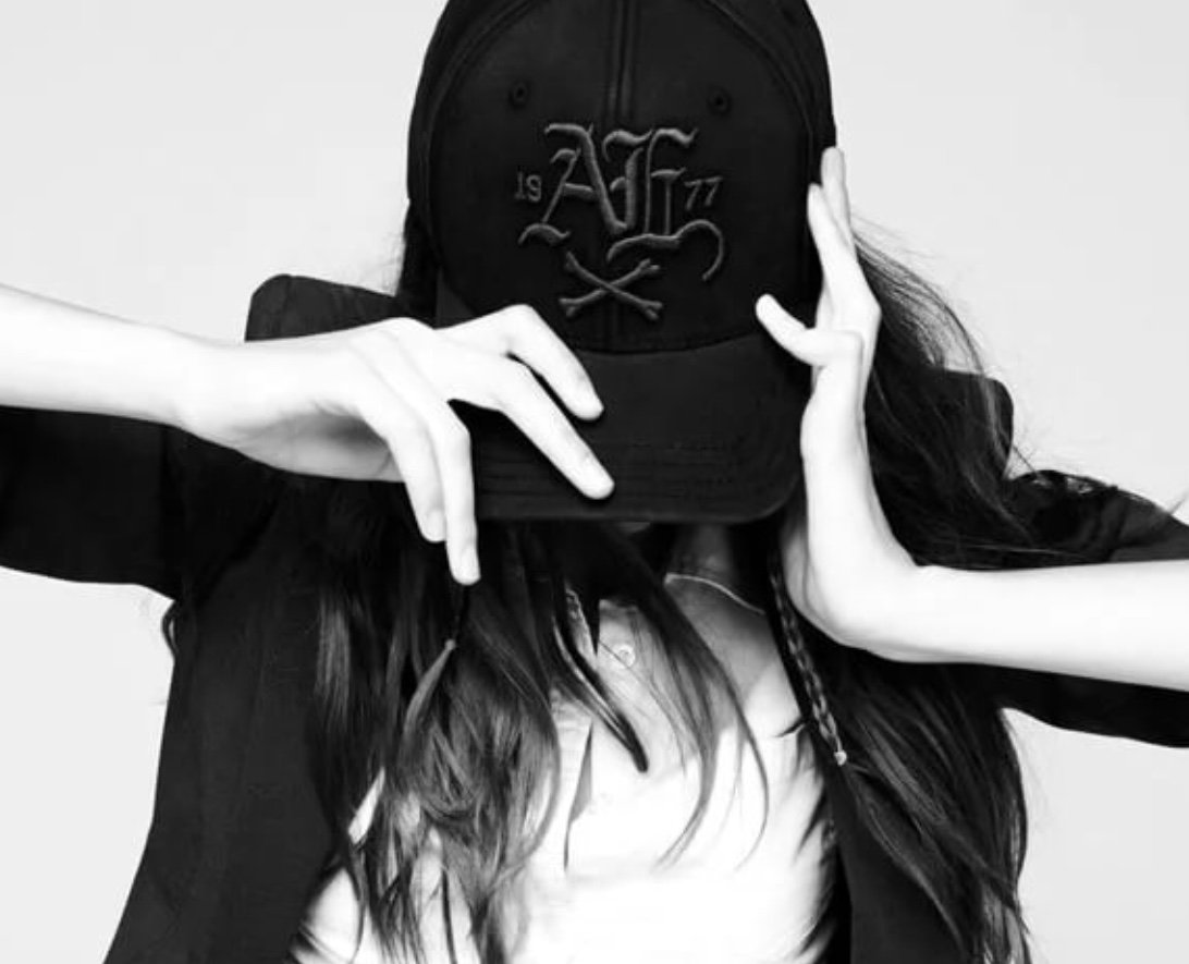 Девушка в очках черно белое