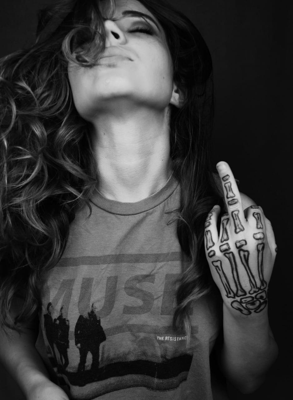 Дерзкая девушка блондинка