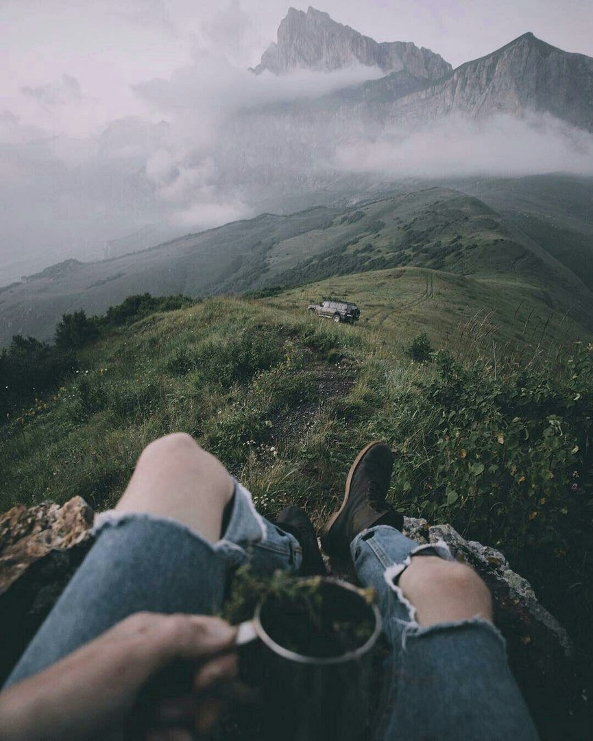 Парень в горах без лица