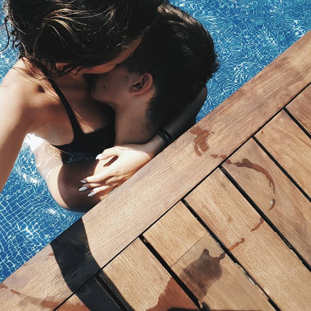 Парень катает девушку на спине