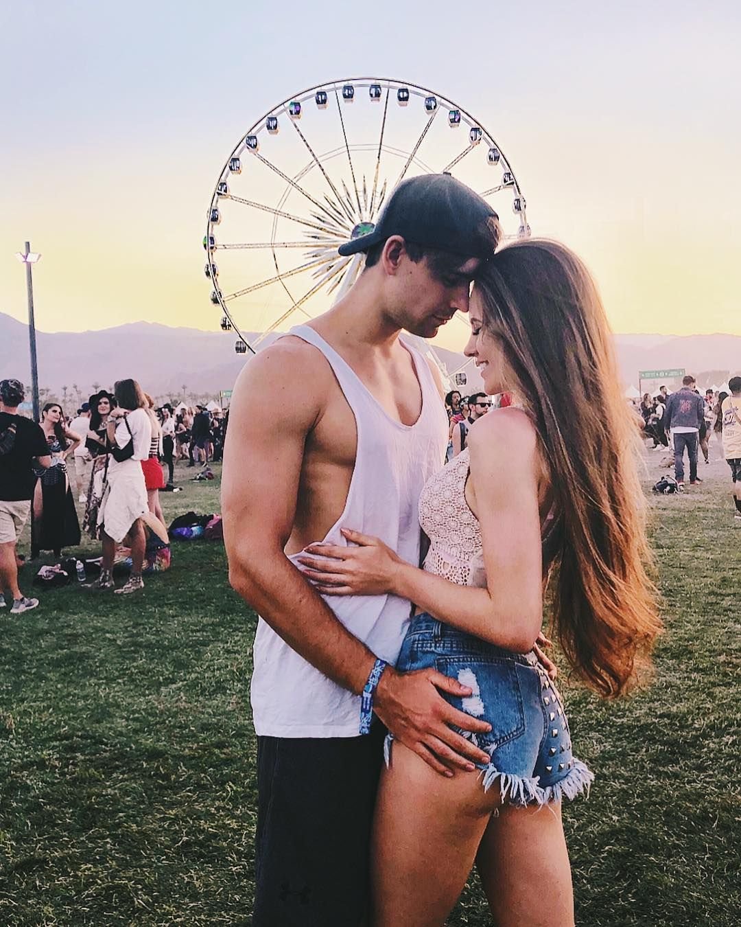 Пара в кепках