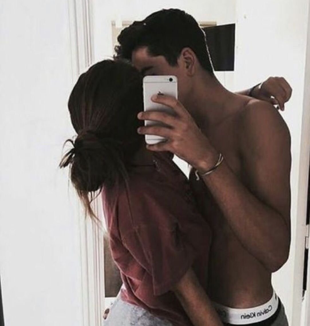 Парень с девушкой на пляже