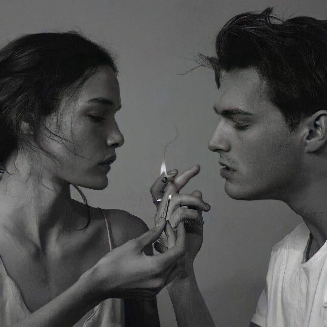 Пара в толстовках