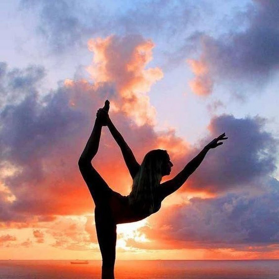 Красивая девушка йога