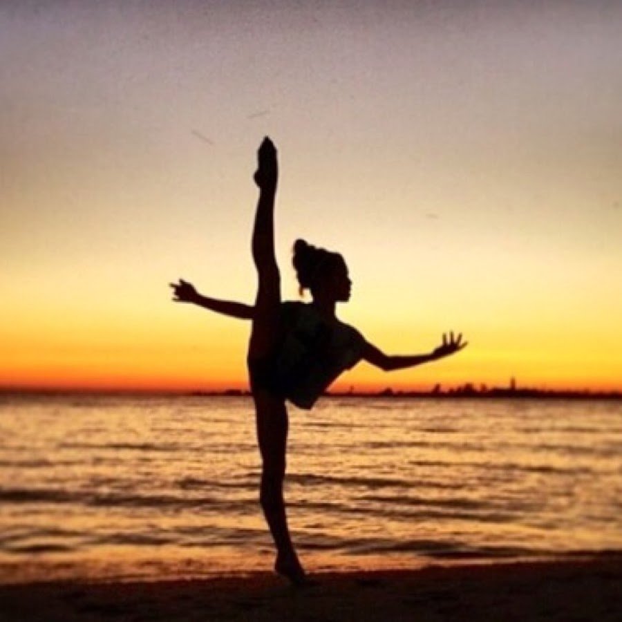 Гимнастка на фоне заката