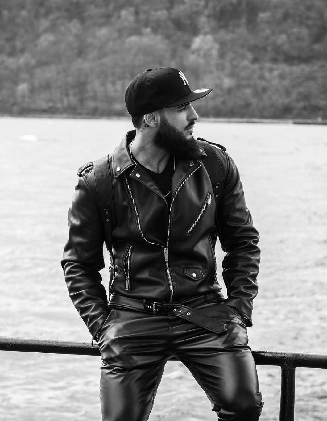 Кавказские мужчины в очках