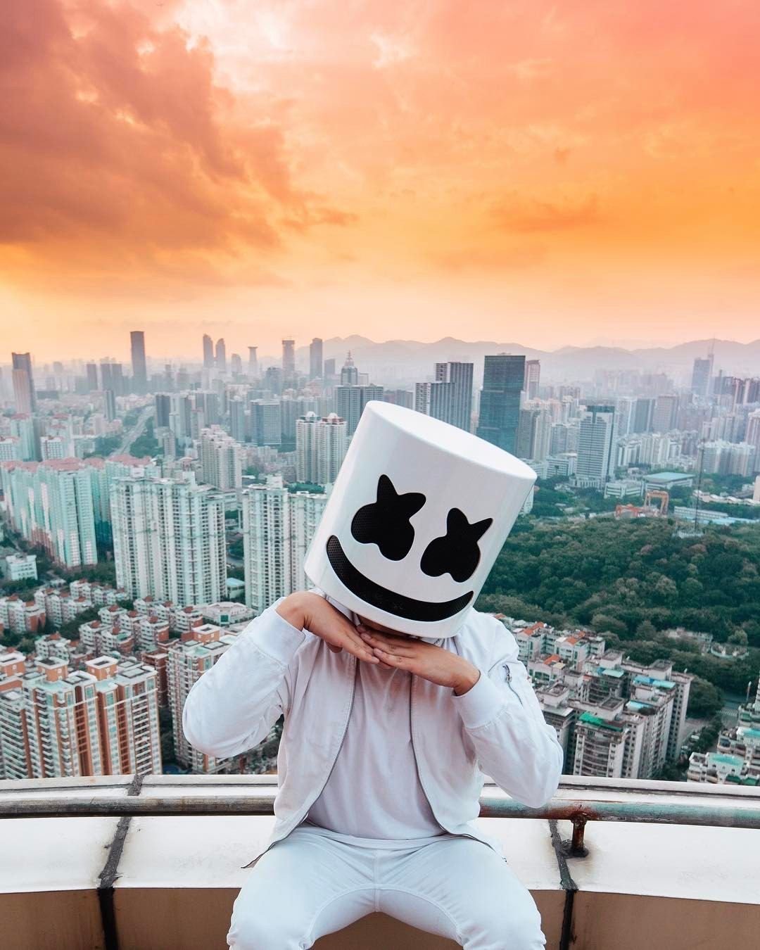 Человек идет по пороге