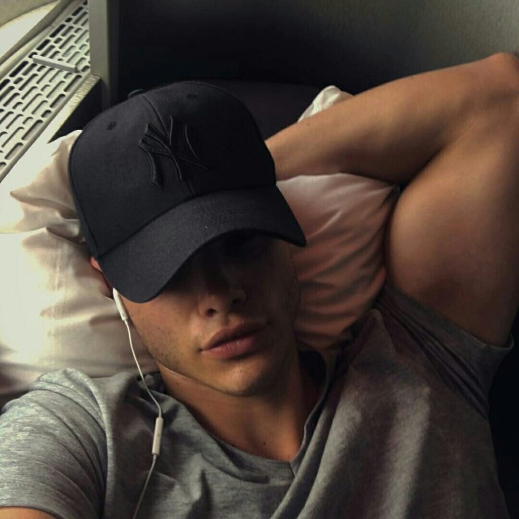 Парень в кепке