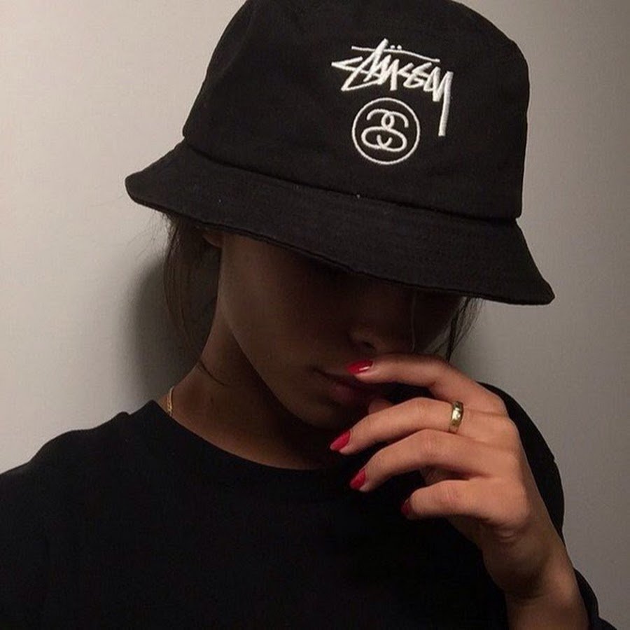 Парень в бейсболке со спины