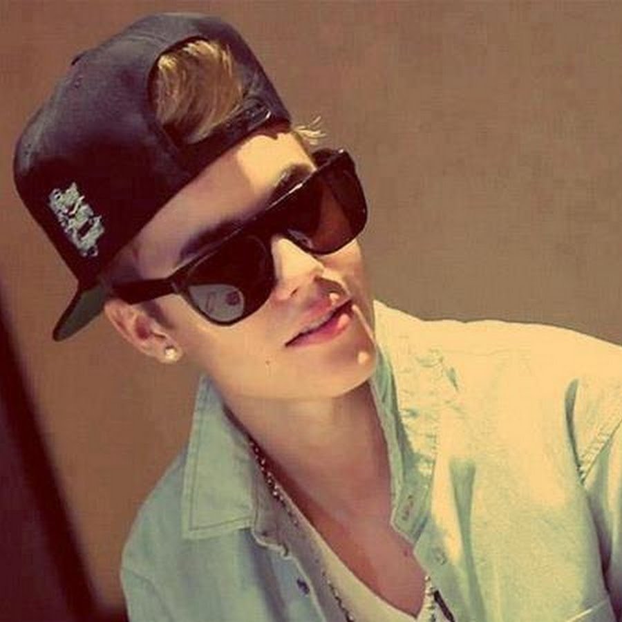 Парень в кепке со спины