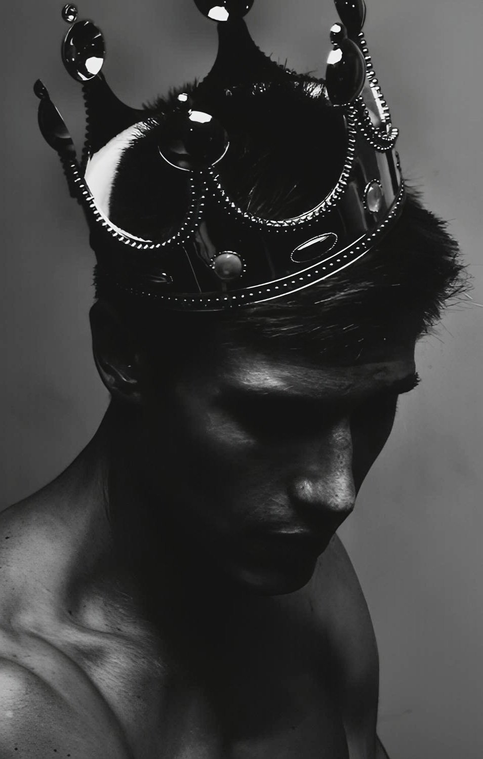 Парень в короне