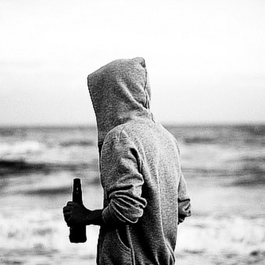 Грустный парень в капюшоне