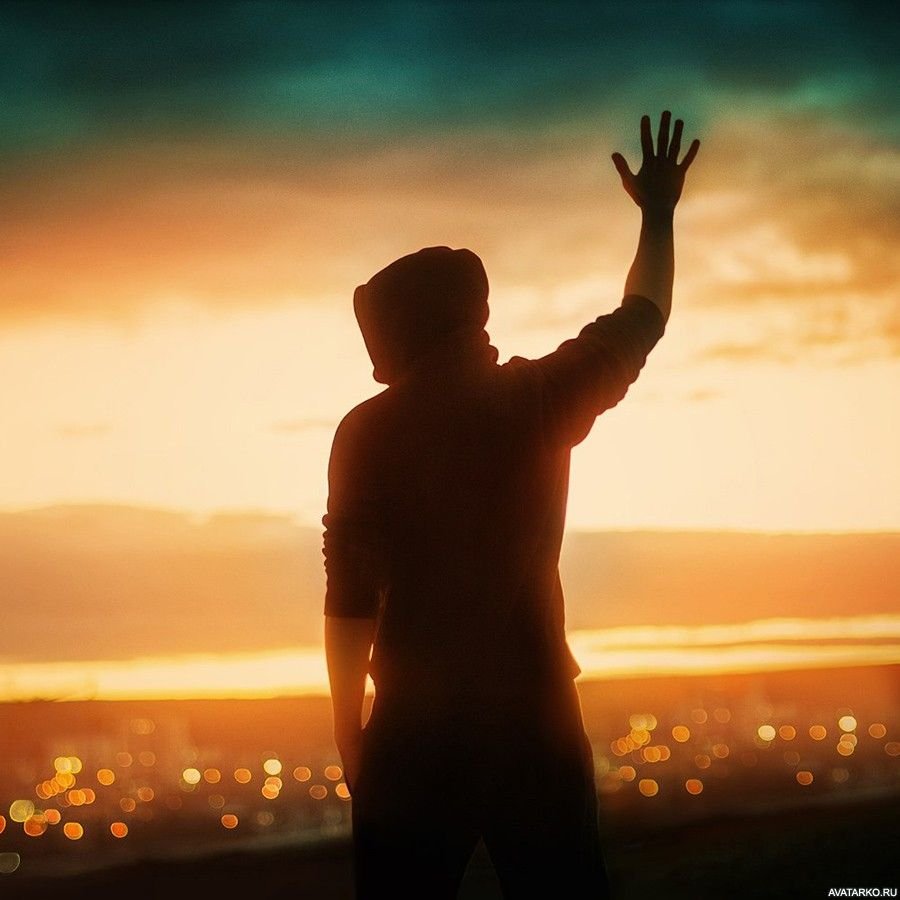 Человек в капюшоне спиной