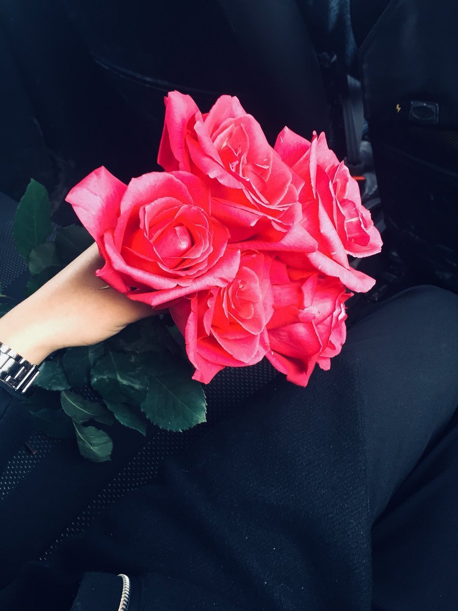 Блондинка с цветами