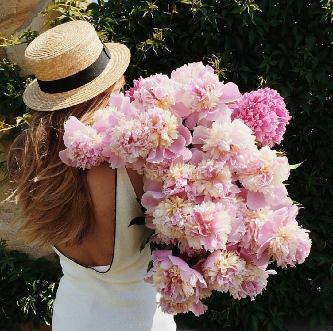 Женщина с цветами без лица