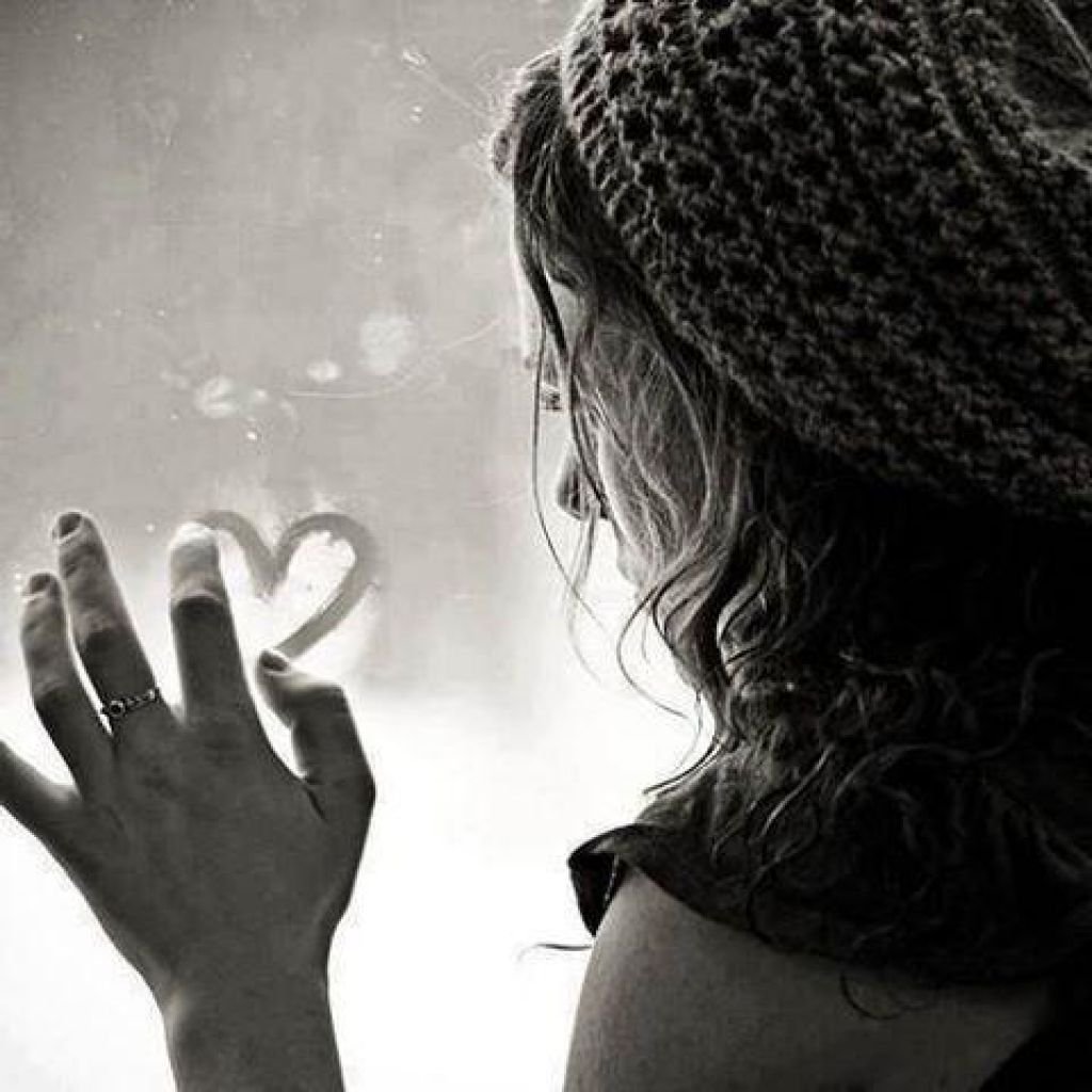 Парень в капюшоне со спины