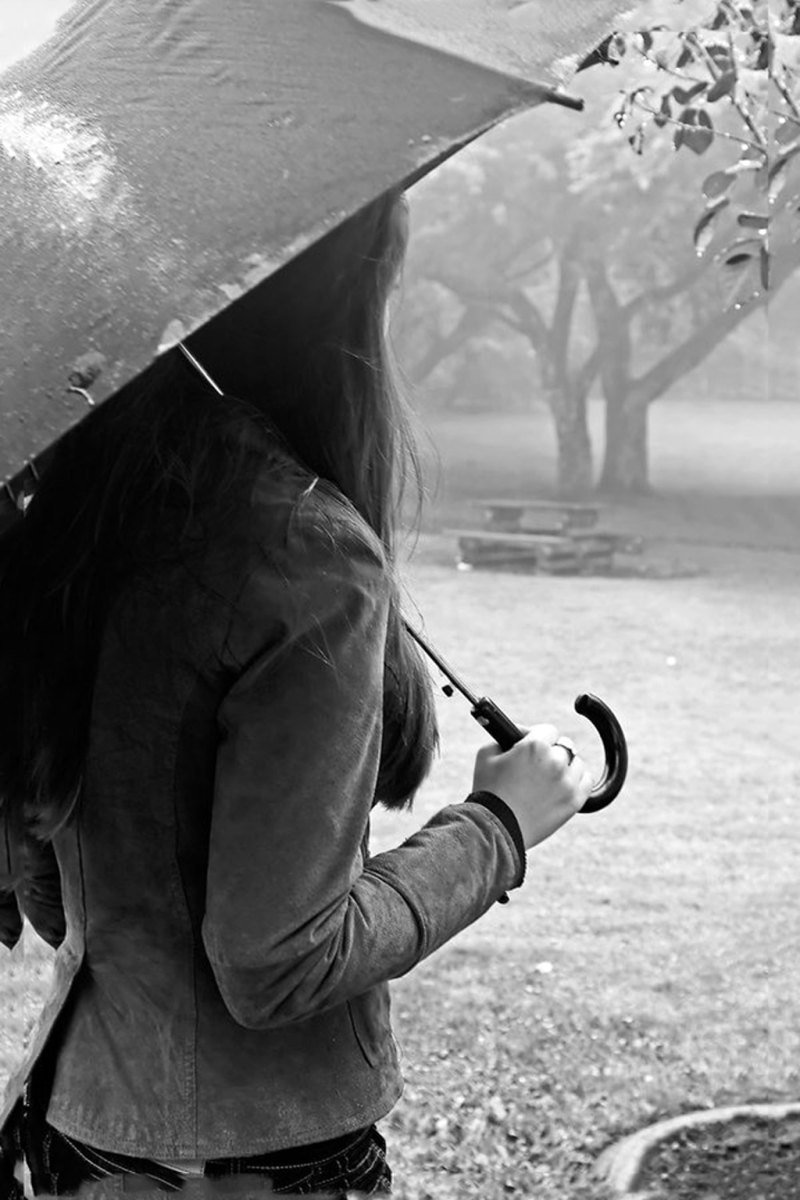 Девушка на рельсах и поезд