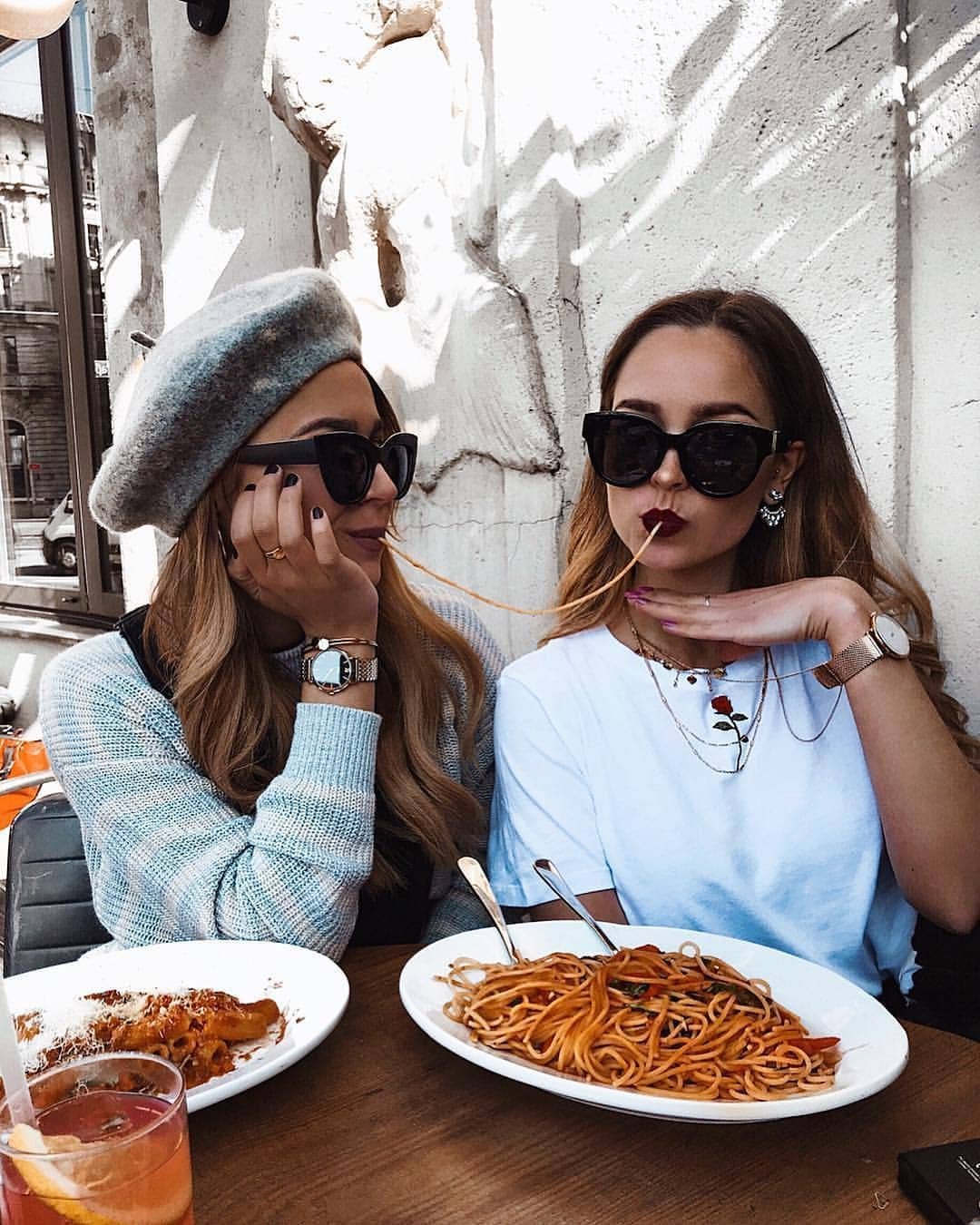 Две модные девушки