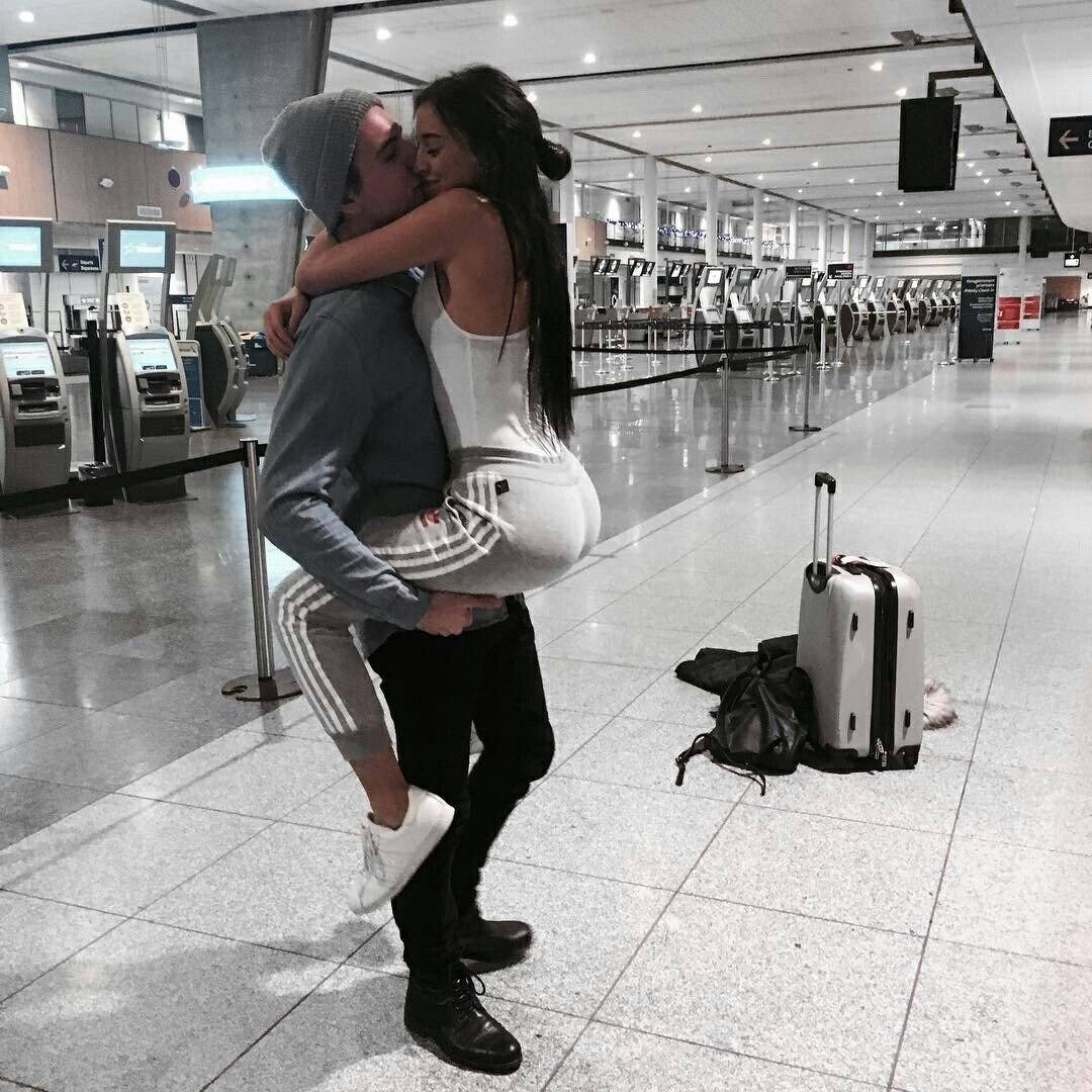 Парочка в аэропорту