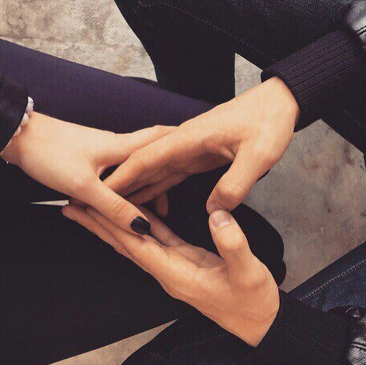 Девушка на руках у парня