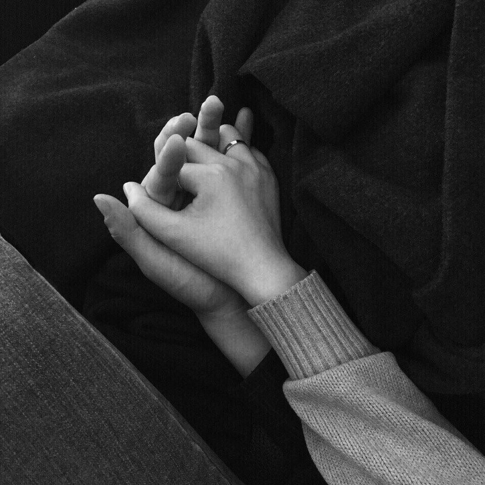 Девушка на руках у парня