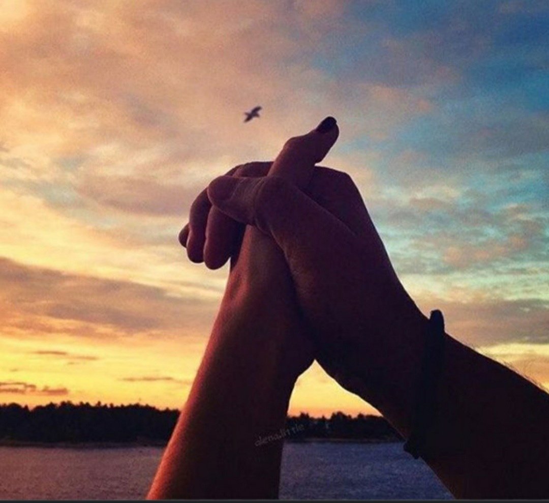 Ноги парня и девушки на улице