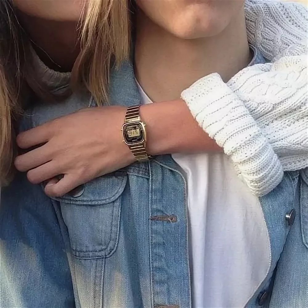 Мужская рука держит женскую