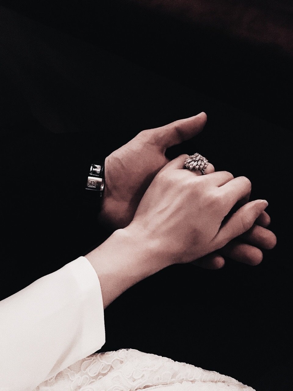 Держатся за руки