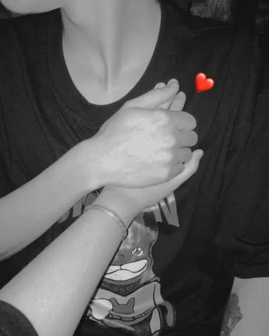 Руки парня и девушки вместе