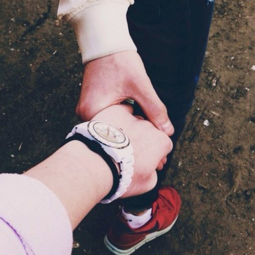 Рука в руке в машине