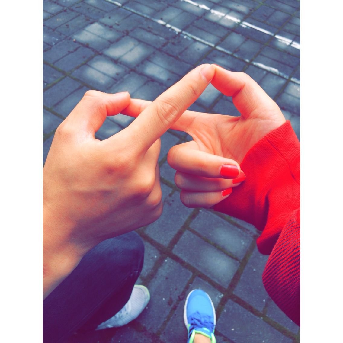 Рука в руке подруги