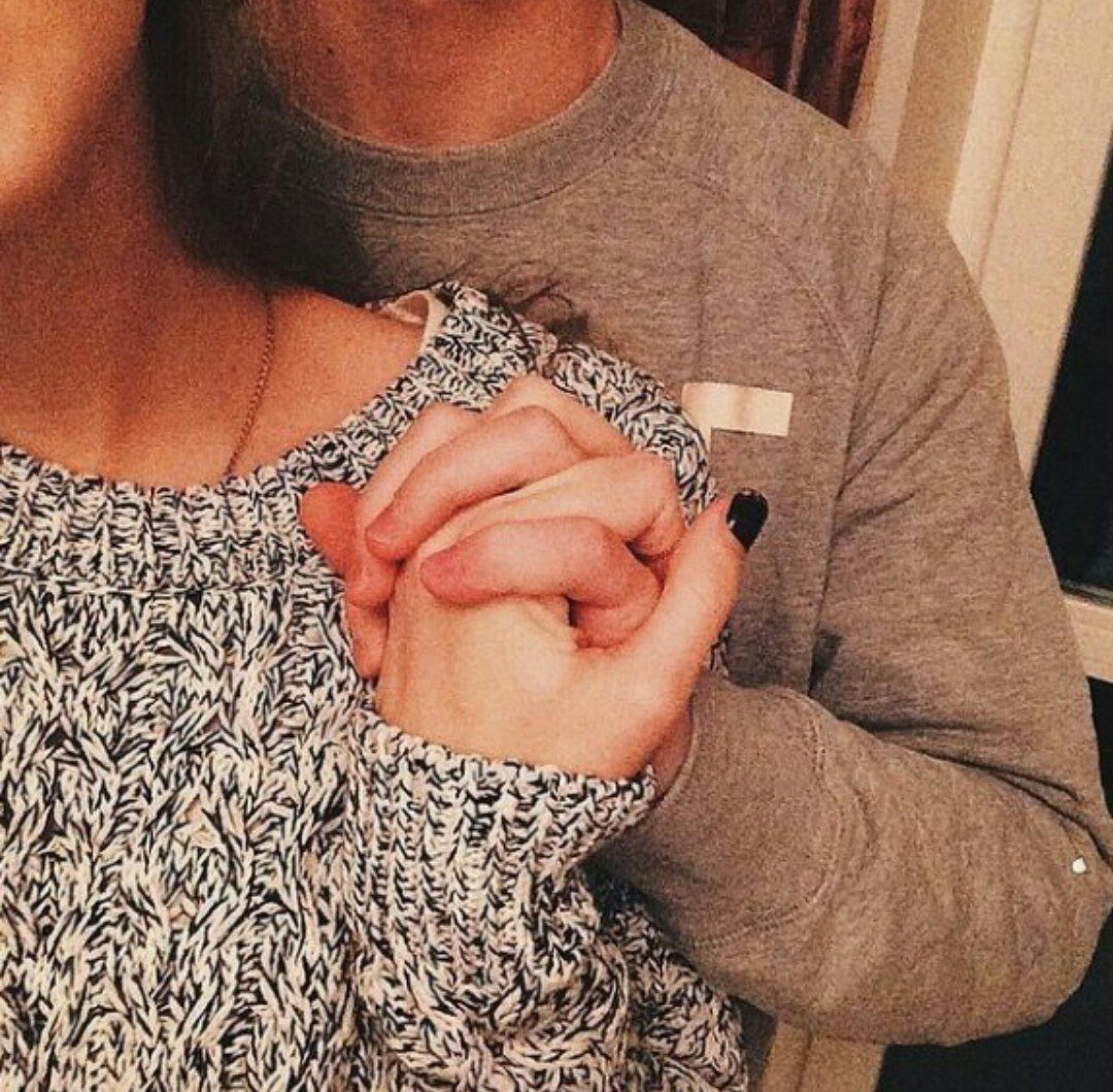 Держатся за руки