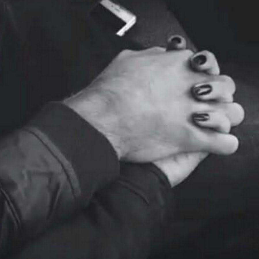 Парень и девушка держатся за руки