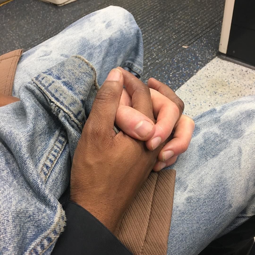 Парень и девушка держатся за руки