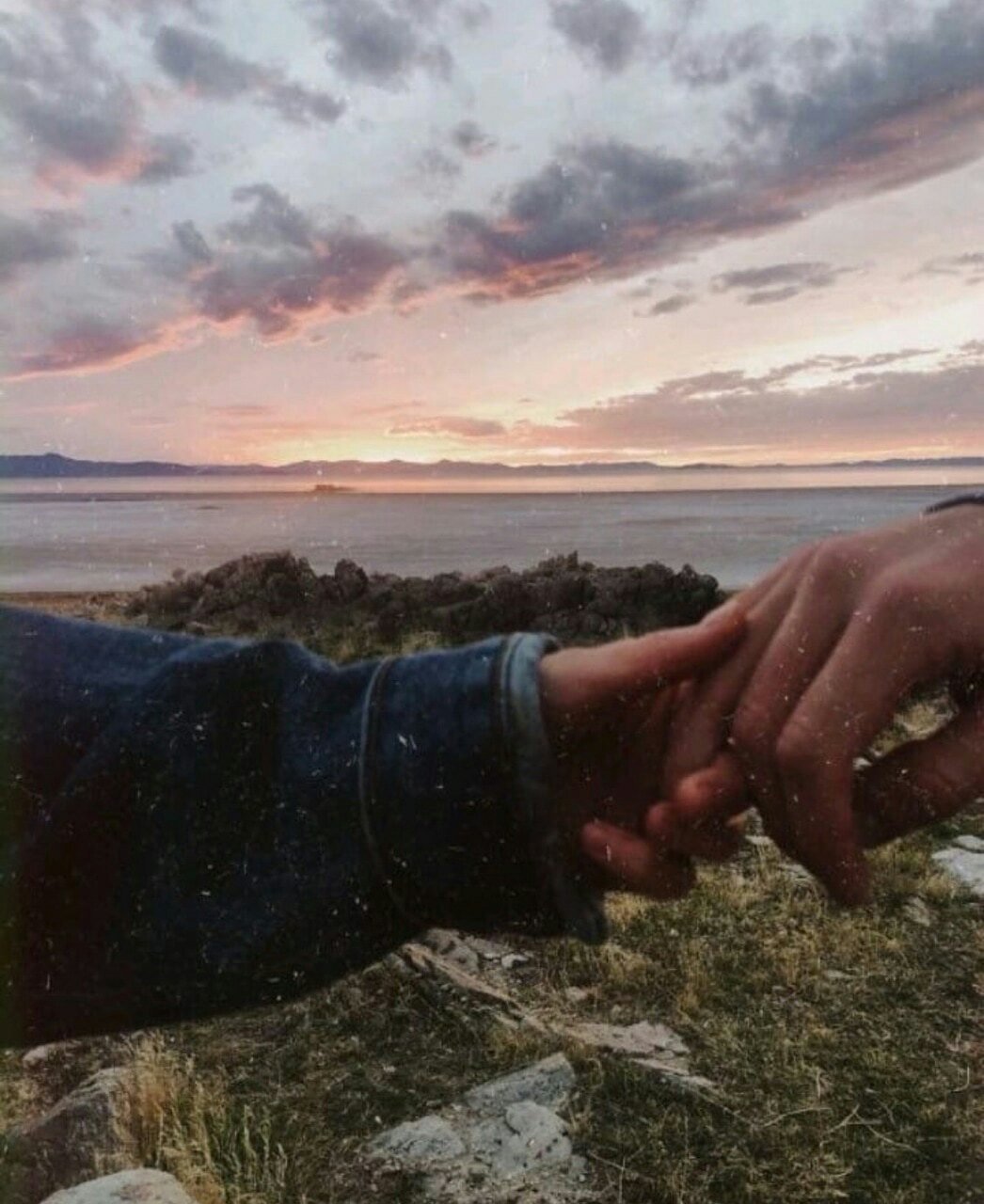 Девушка на руках у парня