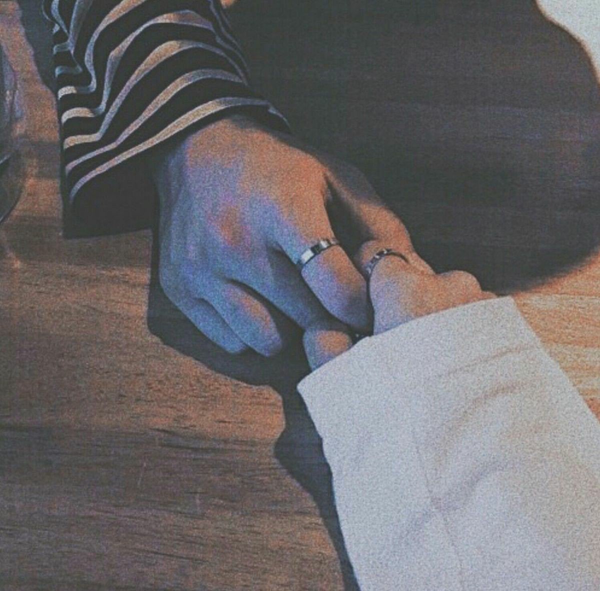 Парень и девушка держатся за руки